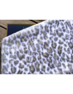 Plyšový čtverec 48 × 48 cm – šedofialový gepard, vlas 12 mm